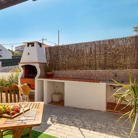 Cozy House Bbq & Terrace - Mada House's Tatil Evi Sesimbra
